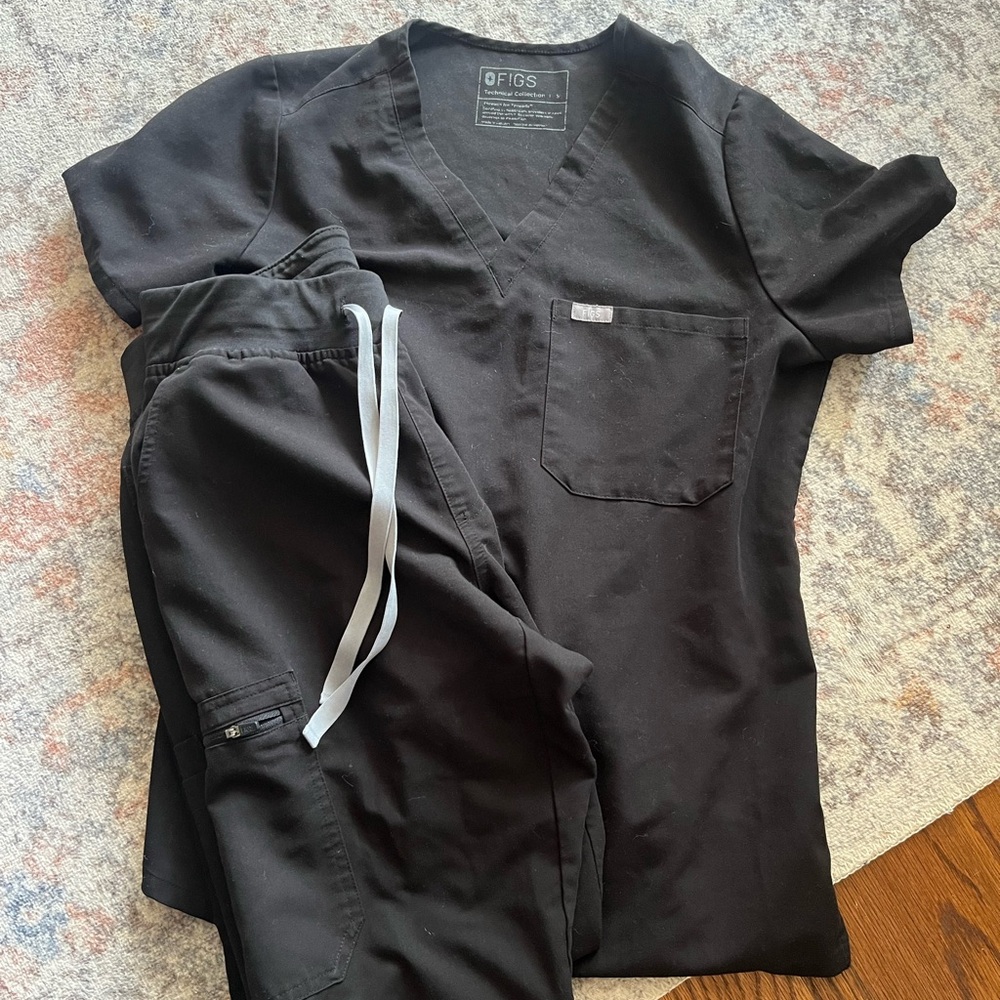 FIGS Black Scrub Set